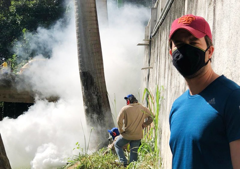 Equipe de combate à dengue atende a pedidos do vereador Bernardo Guedes