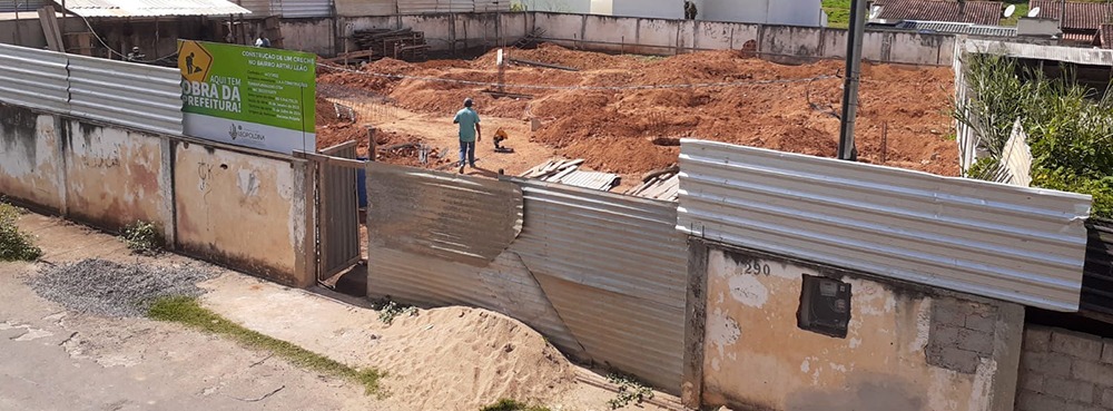 Bernardo Guedes comemora construção de creche no bairro Seminário a seu pedido