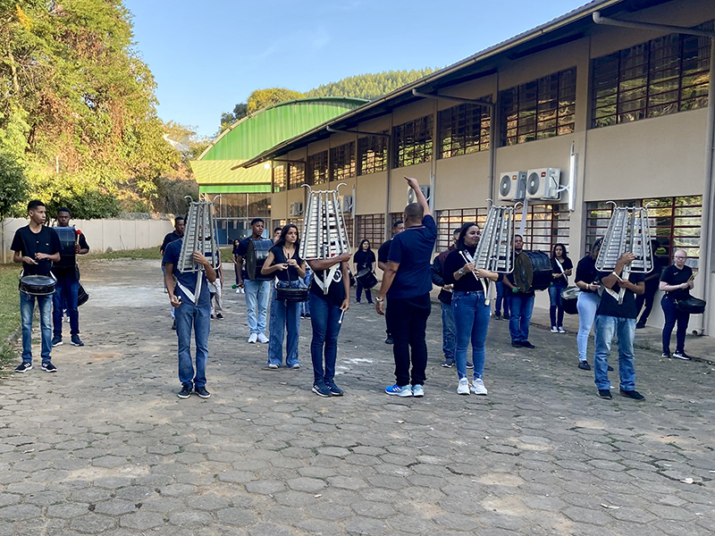 No ritmo das baquetas