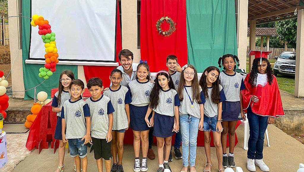 Bernardo Guedes reforça compromisso com a educação em intensa agenda escolar no fim de ano