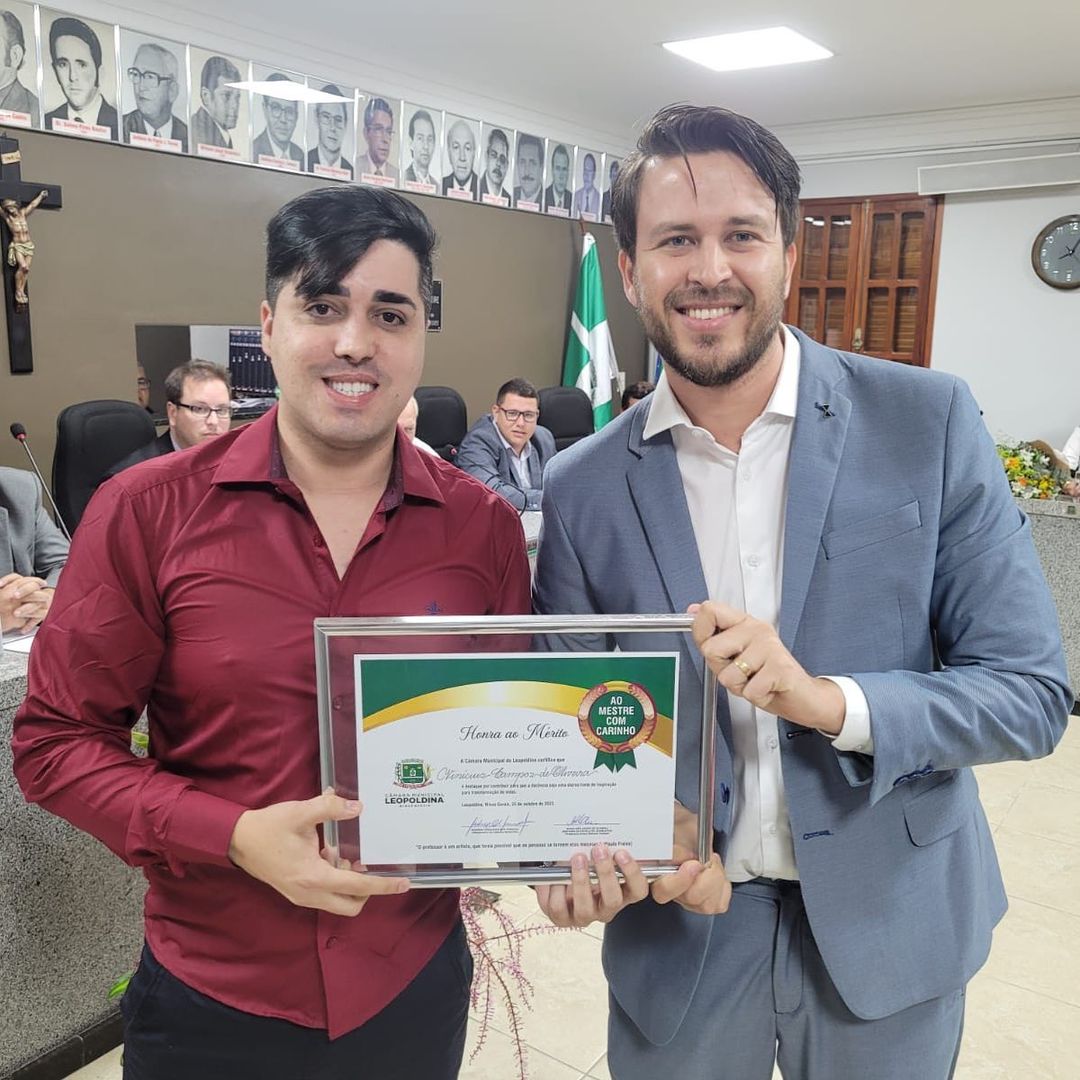 Bernardo Guedes homenageia Vinícius Campos durante evento especial na Câmara Municipal em celebração aos profissionais da educação