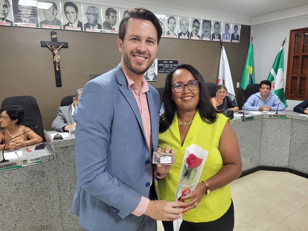Vereador Bernardo Guedes presta homenagem à professora Cláudia de Paula Mendes no Dia Internacional da Mulher