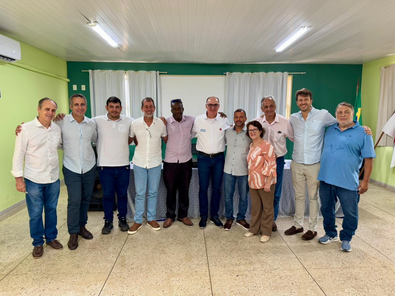 Deputado Grego e Bernardo Guedes entregam equipamento cirúrgico de alta tecnologia ao Hospital