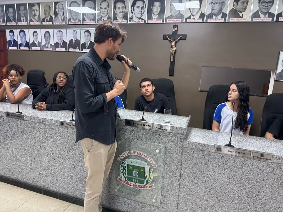 Jovens simulam sessão legislativa e aprovam projeto “Tarifa Zero” em encontro formativo do Parlamento Jovem 2025