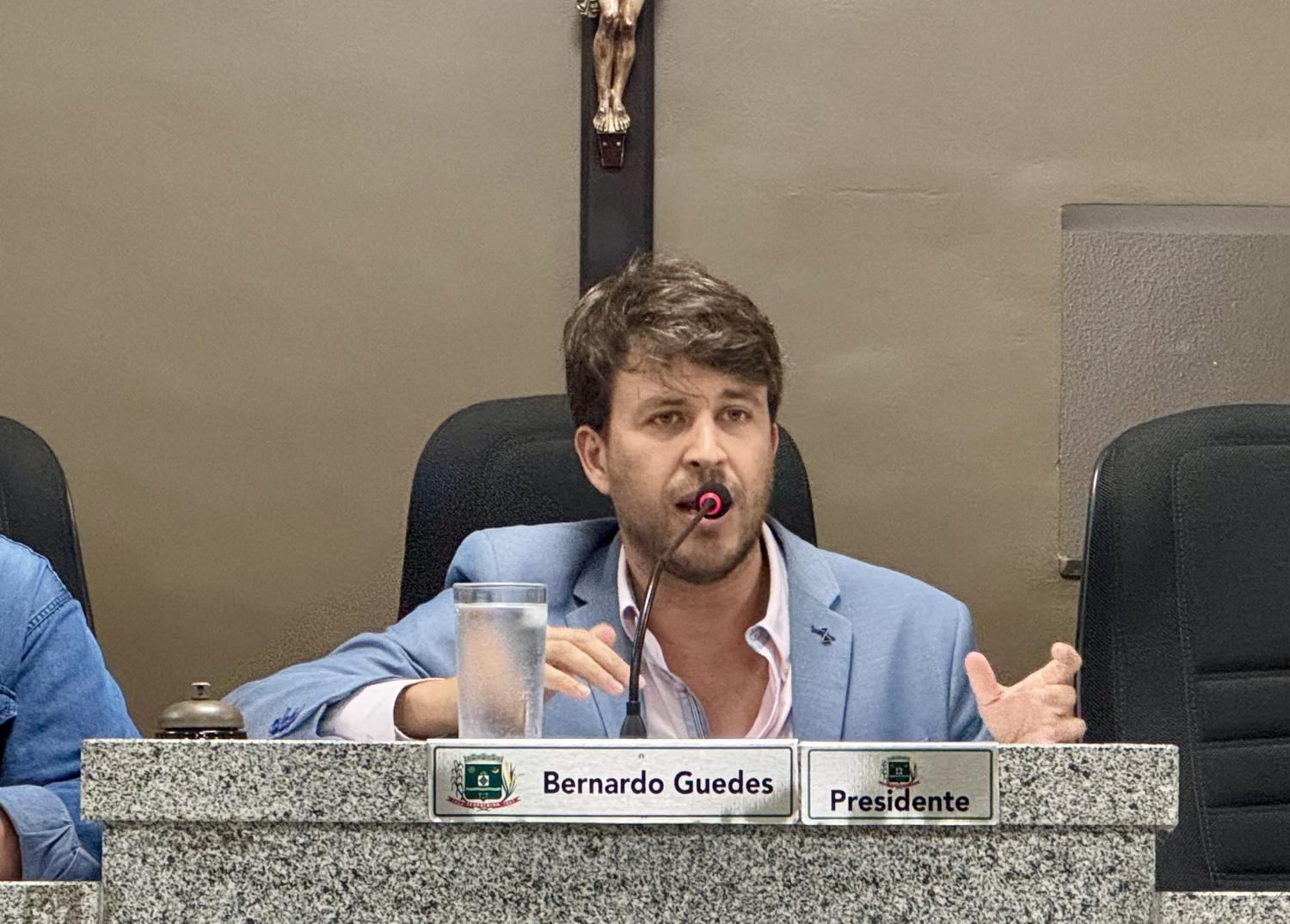 Câmara de Leopoldina aprova reajuste salarial para servidores com apoio de Bernardo Guedes
